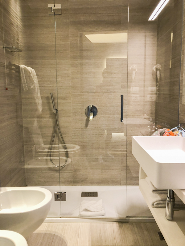 glance-hotel-bathroom
