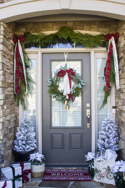 festive-christmas-front-porch
