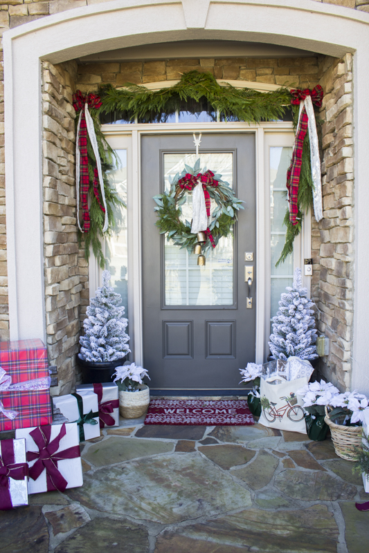 classic-christmas-front-porch-decor