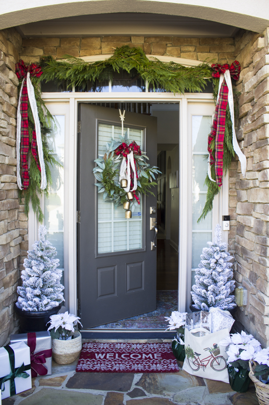 classic-christmas-front-porch-decorating