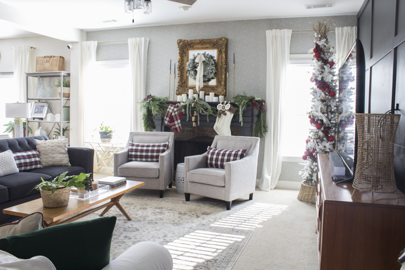 cozy-family-room-decorated-Christmas-2